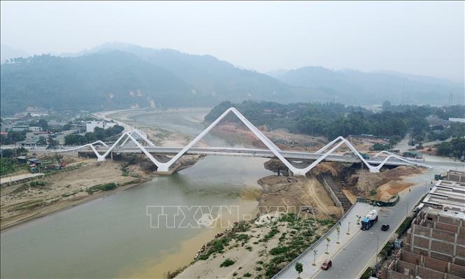 Cầu Phú Thịnh sau khi hoàn thành đưa vào sử dụng sẽ kết nối Quốc lộ 4E với khu đô thị Vạn Hòa, thành phố Lào Cai. Ảnh: Quốc Khánh - TTXVN