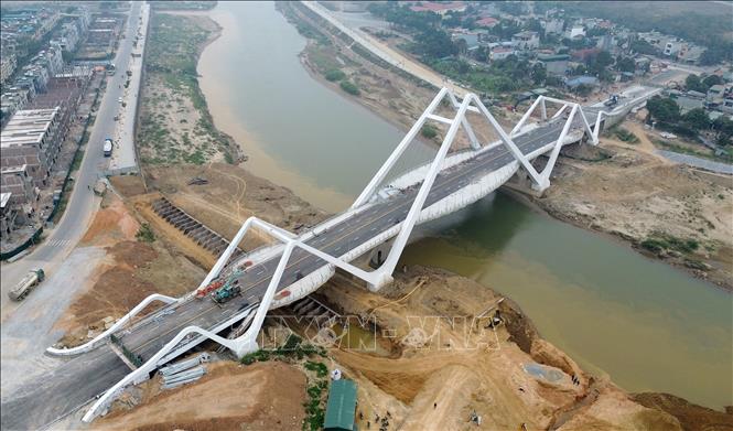 Cầu Phú Thịnh có kiến trúc độc đáo, được lấy ý tưởng từ dãy Ngũ Chỉ Sơn (5 ngọn núi, được coi là đệ nhất hùng sơn Tây Bắc thuộc dãy Hoàng Liên Sơn) và đỉnh Fansipan. Ảnh: Quốc Khánh - TTXVN