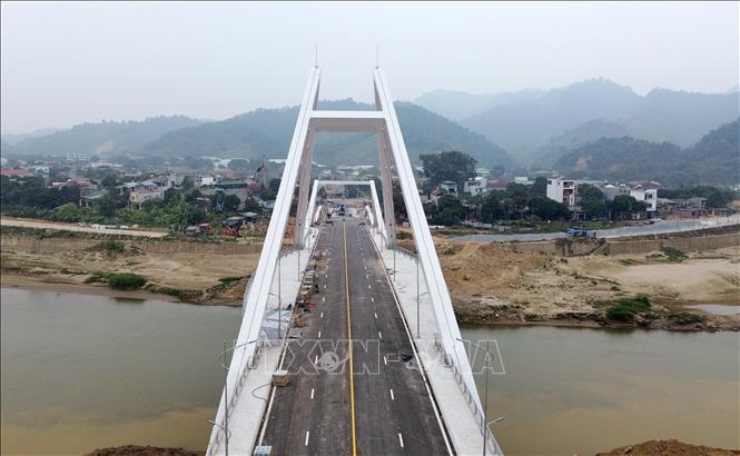 Cầu Phú thịnh hiện đã hoàn thành 98% khối lượng, dự kiến thông xe trước tết Nguyên đán 2025. Ảnh: Quốc Khánh - TTXVN