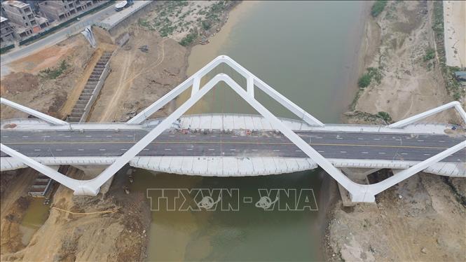 Cầu Phú Thịnh hiện đã hoàn thành 98% khối lượng, dự kiến thông xe trước tết Nguyên đán 2025. Ảnh: Quốc Khánh - TTXVN