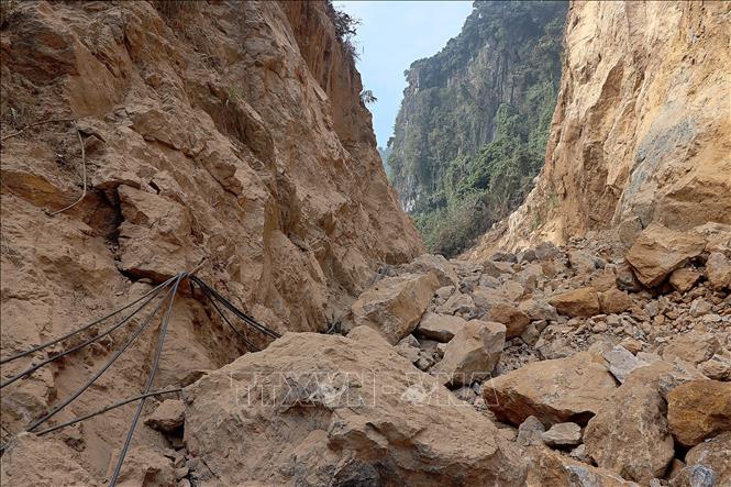 Điểm thi công xử lý sạt lở đường Bích - Trụ thuộc xã Hòa Bình, thành phố Hòa Bình (Hòa Bình). Ảnh: Thanh Hải - TTXVN  
