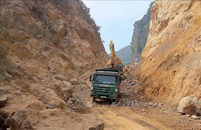 Thi công dự án kè sạt lở đường cầm chừng khiến người dân gặp nhiều khó khăn trong việc đi lại. Ảnh: Thanh Hải - TTXVN  
