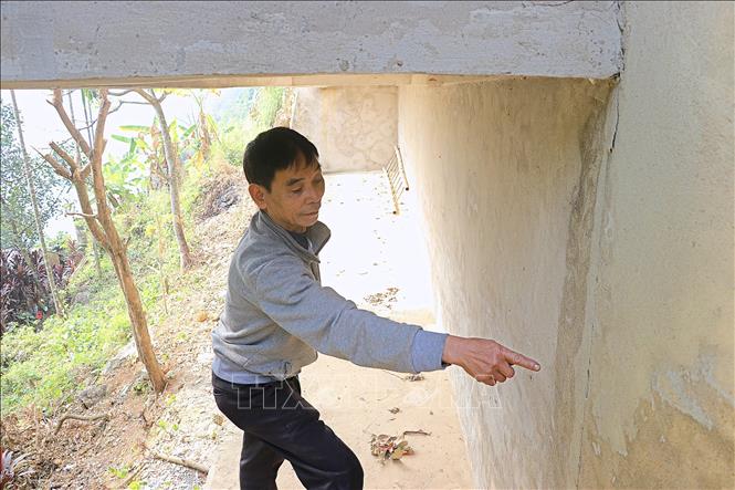 Việc nổ mìn khi thi công dự án làm nứt tường nhà của hộ gia đình ông Ngô Văn Trình, xóm Tiểu Khu, xã Hòa Bình. Ảnh: Thanh Hải - TTXVN  