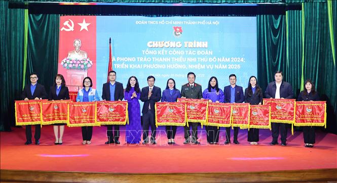 Bí thư Thành đoàn Hà Nội Chu Hồng Minh trao Cờ thi đua của Ban Chấp hành Đoàn TNCS Hồ Chí MInh thành phố Hà Nội cho các tập thể. Ảnh: Minh Đức – TTXVN