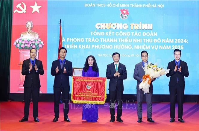 Bí thư Trung ương Đoàn, Chủ tịch Trung ương Hội Sinh viên Việt Nam Nguyễn Minh Triết trao Cờ thi đua xuất sắc của Trung ương Đoàn cho Thành đoàn Hà Nội. Ảnh: Minh Đức – TTXVN