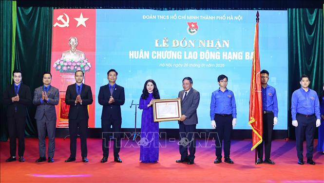 Phó Bí thư Thường trực Thành ủy Hà Nội Nguyễn Văn Phong trao Huân chương Lao động hạng Ba cho Đoàn Thanh niên Cộng sản Hồ Chí Minh thành phố Hà Nội. Ảnh: Minh Đức – TTXVN