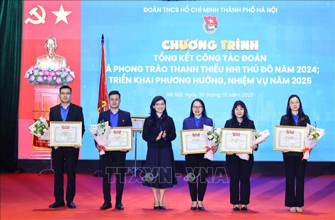 Ban tổ chức trao Bằng khen xuất sắc của Trung ương đoàn TNCS Hồ Chí Minh cho các tập thể. Ảnh: Minh Đức – TTXVN