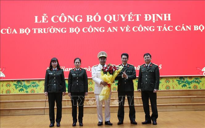 Lãnh đạo các phòng nghiệp vụ khối an ninh Công an tỉnh Hà Giang tặng hoa, chúc mừng Đại tá Nguyễn Đức Thuận, tân Giám đốc Công an tỉnh Hà Giang. Ảnh: Minh Tâm-TTXVN