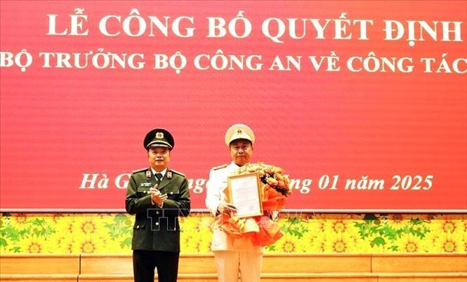 Thiếu tướng Đặng Hồng Đức, Ủy viên Đảng ủy Công an Trung ương, Thứ trưởng Bộ Công an, trao Quyết định và tặng hoa, chúc mừng Đại tá Nguyễn Đức Thuận, tân Giám đốc Công an tỉnh Hà Giang. Ảnh: TTXVN phát