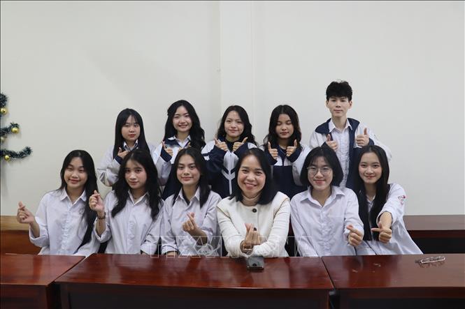 Cô và trò đội tuyển Địa lý Hà Tĩnh vui mừng với kết quả 100% học sinh đạt giải cao tại kỳ thi học sinh giỏi quốc gia năm học 2024 - 2025. Ảnh: Hoàng Ngà - TTXVN