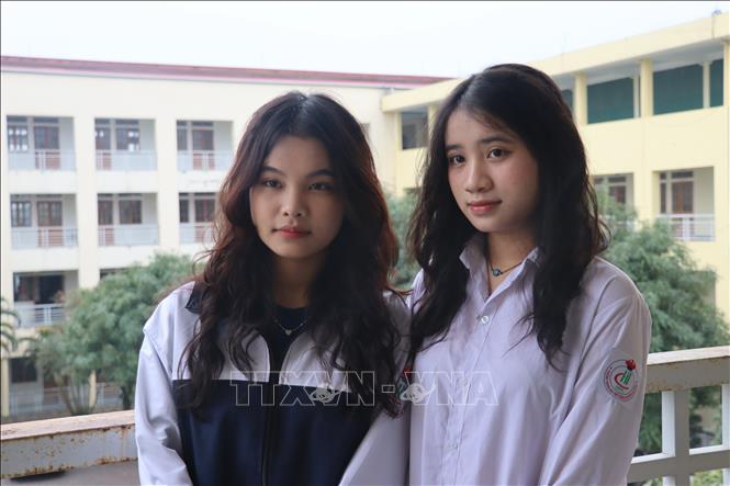 Em Nguyễn Thị Thu Hiền, học sinh lớp 12 Địa và em Nguyễn Thị Khánh Chi, học sinh lớp 11 Địa, trường THPT Chuyên Hà Tĩnh cùng đạt giải Nhất tại kỳ thi học sinh giỏi quốc gia THPT năm học 2024 - 2025. Ảnh: Hoàng Ngà - TTXVN