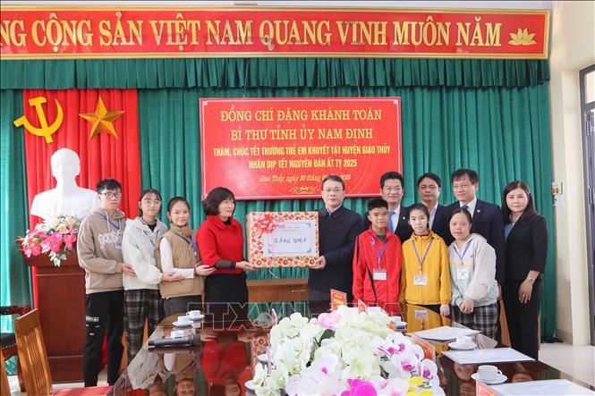 Bí thư Tỉnh uỷ Nam Định Đặng Khánh Toàn tặng quà Tết cho cô và trò Trường trẻ em khuyết tật huyện Giao Thuỷ. Ảnh: Công Luật - TTXVN