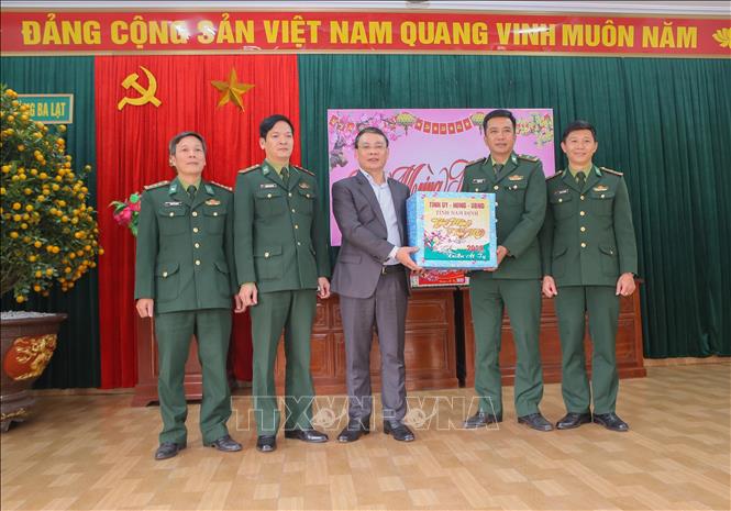 Bí thư Tỉnh uỷ Nam Định Đặng Khánh Toàn tặng quà, chúc tết các cán bộ, chiến sĩ Đồn Biên phòng Ba Lạt, Quất Lâm. Ảnh: Công Luật - TTXVN