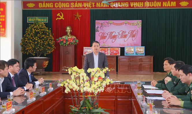 Bí thư Tỉnh uỷ Nam Định Đặng Khánh Toàn thăm, chúc Tết Đồn Biên phòng Ba Lạt, Quất Lâm. Ảnh: Công Luật - TTXVN