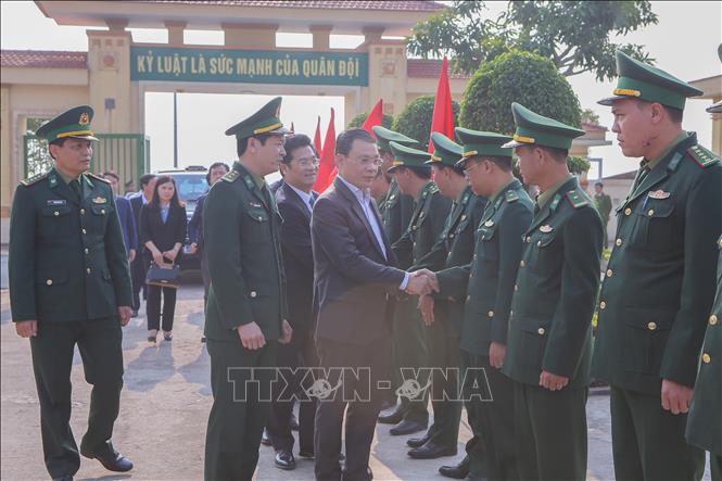 Bí thư Tỉnh uỷ Nam Định Đặng Khánh Toàn thăm Đồn Biên phòng Ba Lạt. Ảnh: Công Luật - TTXVN
