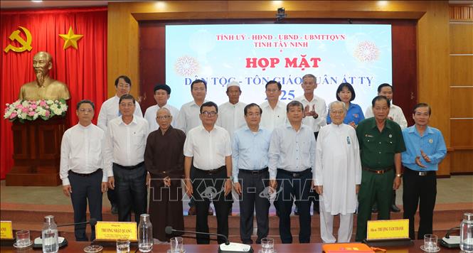 Lãnh đạo tỉnh chụp hình lưu niệm cùng chức sắc, chức việc, nhà tu hành tiêu biểu các tôn giáo, già làng, người có uy tín trong đồng bào các dân tộc trên địa bàn tỉnh nhân dịp Họp mặt Xuân Ất Tỵ năm 2025. Ảnh: Thanh Tân - TTXVN