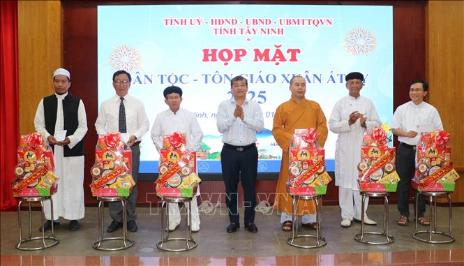 Chủ tịch Ủy ban Mặt trận Tổ quốc Việt Nam tỉnh Tây Ninh Võ Đức Trong tặng quà cho đại diện chức sắc, chức việc, nhà tu hành tiêu biểu các tôn giáo trên địa bàn tỉnh. Ảnh: Thanh Tân - TTXVN