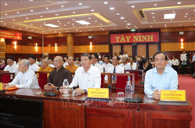 Lãnh đạo tỉnh Tây Ninh, cùng các chức sắc tôn giáo tại buổi họp mặt. Ảnh: Thanh Tân - TTXVN
