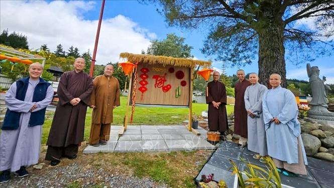 Hội Phật tử trang hoàng cho lễ đón Xuân tại chùa Thiên Thai ở thủ đô Wellington. Ảnh: TTXVN phát