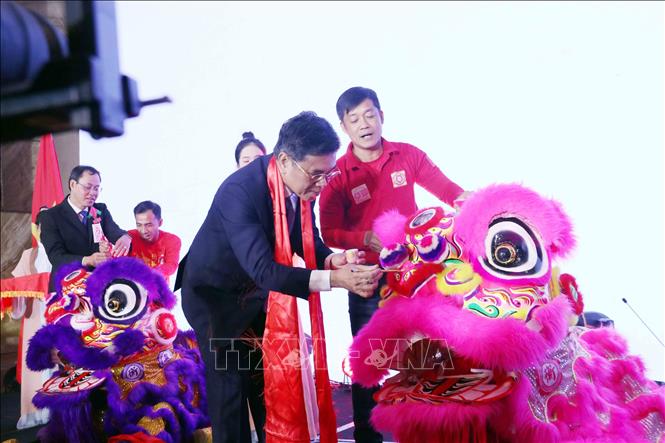 Ông Nguyễn Văn Dũng, Phó Chủ tịch UBND Thành phố Hồ Chí Minh thực hiện nghi lễ 