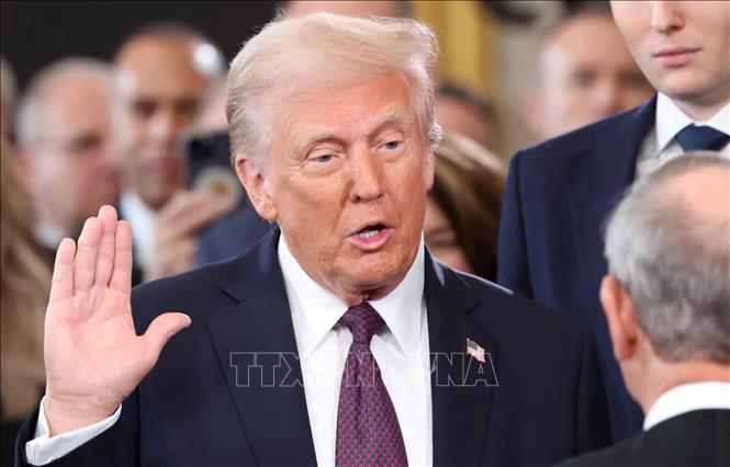 Ông Donald Trump tuyên thệ nhậm chức tại Tòa nhà Quốc hội ở Washington DC., chính thức trở thành Tổng thống thứ 47 của Mỹ. Ảnh: REUTERS/TTXVN
