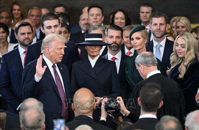 Ông Donald Trump tuyên thệ nhậm chức tại Tòa nhà Quốc hội ở Washington DC., chính thức trở thành Tổng thống thứ 47 của Mỹ. Ảnh: REUTERS/TTXVN