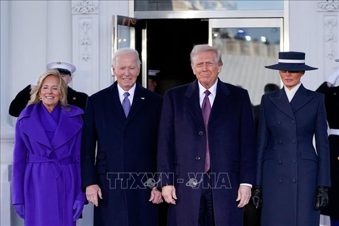 Tổng thống đắc cử Mỹ Donald Trump (thứ 2, phải) cùng phu nhân Melania Trump và Tổng thống Joe Biden (thứ 2, trái) cùng phu nhân Jill Biden tại lễ nhậm chức của Tổng thống thứ 47 của Mỹ, ở Washington, U.S. Ảnh: REUTERS/TTXVN