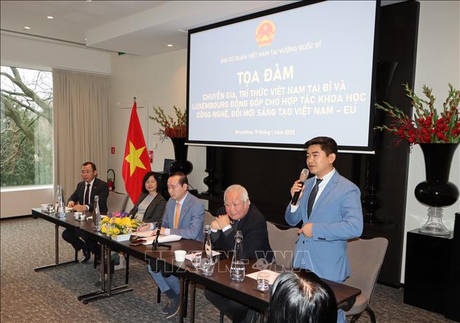 Anh Phạm Huy Hoàn, Chủ tịch Mạng lưới Đổi mới Sáng tạo Việt Nam tại châu Âu (VINEU), phát biểu tại tọa đàm. Ảnh: Hương Giang - PV TTXVN tại Bỉ