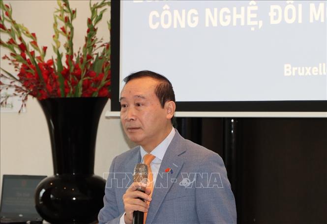 Đại sứ Việt Nam tại Bỉ, kiêm nhiệm Luxembourg, Trưởng Phái đoàn Việt Nam bên cạnh EU, Nguyễn Văn Thảo, phát biểu tại tọa đàm. Ảnh: Hương Giang - PV TTXVN tại Bỉ