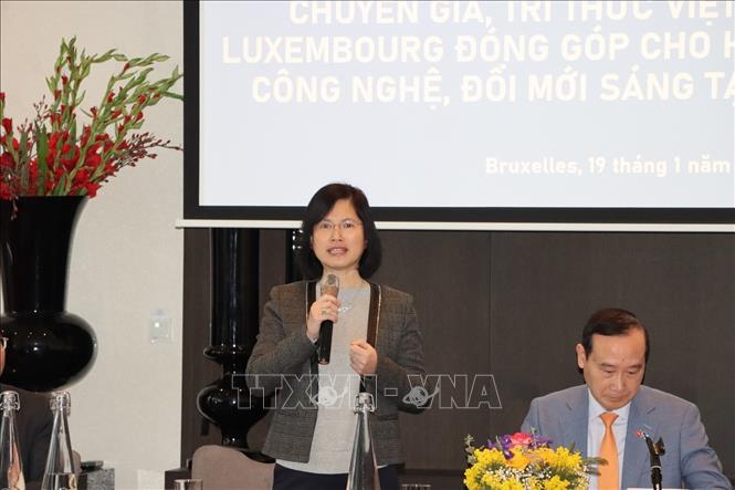 Chị Nguyễn Thanh Phương, chuyên gia AI tại Luxembourg, phát biểu tại tọa đàm. Ảnh: Hương Giang - PV TTXVN tại Bỉ