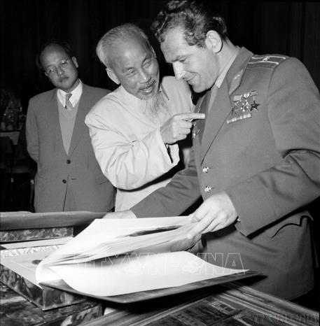 Chủ tịch Hồ Chí Minh nói chuyện thân mật với nhà du hành vũ trụ, Anh hùng Liên Xô German Titov trong chuyến thăm Việt Nam (1962). Ảnh: TTXVN

