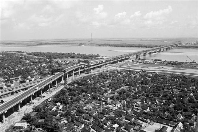 Cầu Thăng Long bắc qua sông Hồng, biểu tượng của tình hữu nghị Xô – Việt. Ảnh: TTXVN