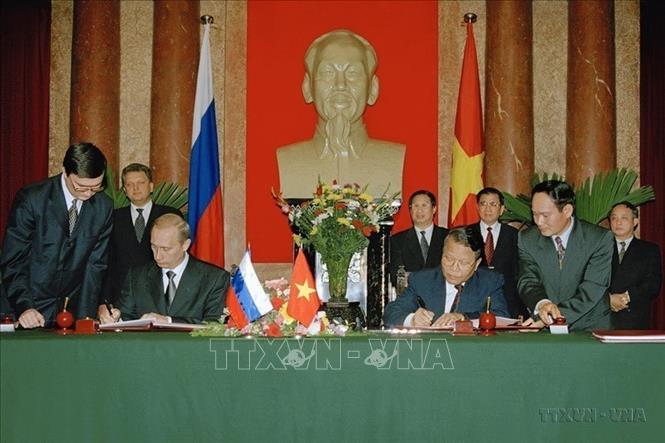 Chủ tịch nước Trần Đức Lương và Tổng thống Liên bang Nga Vladimir Putin ký Tuyên bố chung về quan hệ đối tác chiến lược giữa CHXHCN Việt Nam và Liên bang Nga, ngày 1/3/2001, tại Hà Nội. Ảnh: Nguyễn Khang – TTXVN