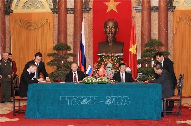 Chủ tịch nước Trương Tấn Sang và Tổng thống Liên bang Nga Vladimir Putin chứng kiến Lễ ký giữa nước CHXHCN Việt Nam và Liên bang Nga về chuyển giao người bị kết án phạt tù (Hà Nội, 12/11/2013). Ảnh: Nguyễn Khang - TTXVN