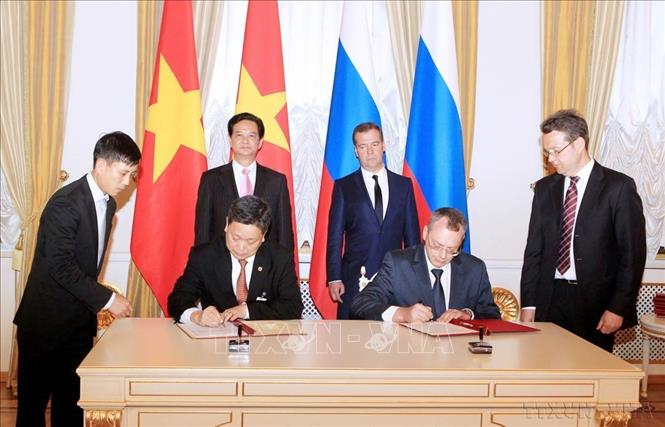 Thủ tướng Nguyễn Tấn Dũng và Thủ tướng Nga Dmitri Medvedev chứng kiến Lễ ký kết giữa Bộ Văn hoá, Thể thao và Du lịch Việt Nam và Cơ quan Liên bang về du lịch Nga trong lĩnh vực du lịch giai đoạn 2013- 2015 (Moscow, 14/5/2013). Ảnh: Đức Tám – TTXVN