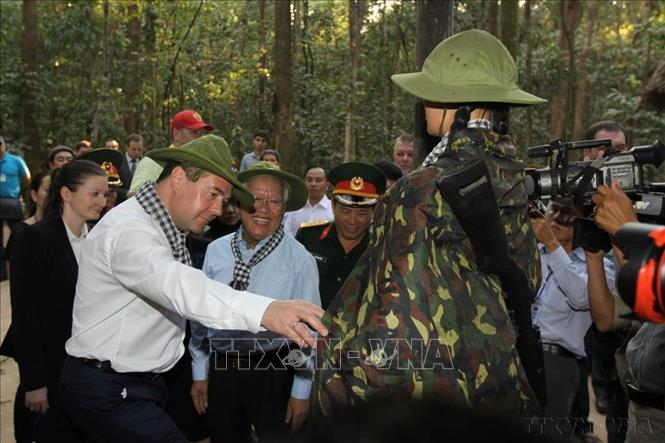 Thủ tướng Liên bang Nga Dmitry Medvedev cùng Chủ tịch UBND TP Hồ Chí Minh Lê Hoàng Quân tham quan khu di tích địa đạo Củ Chi (TP Hồ Chí Minh, 7/4/2015). Ảnh: Thanh Vũ – TTXVN