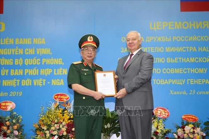 Đại sứ Đặc mệnh toàn quyền LBg Nga tại Việt Nam Vnukov Konstannin Vasilievich trao Huân chương Hữu nghị cho Thượng tướng Nguyễn Chí Vịnh (Hà Nội, 23/9/2019). Ảnh: Dương Giang - TTXVN