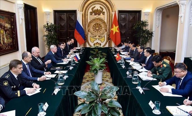 Thứ trưởng Thường trực Bộ Ngoại giao Bùi Thanh Sơn và Thứ trưởng thứ nhất Bộ Ngoại giao Liên bang Nga Vladimir Titov cùng chủ trì Đối thoại chiến lược Ngoại giao - Quốc phòng - An ninh Việt Nam – Nga lần thứ 11 (Hà Nội, 6/3/2020). Ảnh: Văn Điệp - TTXVN