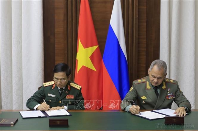 Đại tướng Phan Văn Giang, Bộ trưởng Bộ Quốc phòng và Đại tướng Sergei Shoigu, Bộ trưởng Quốc phòng Nga ký kết các văn kiện hợp tác (Moskva, 1/12/2021). Ảnh: Trần Hiếu - TTXVN