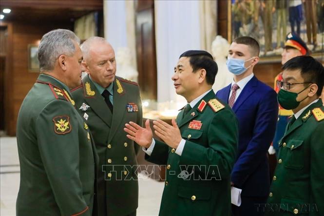 Đại tướng Phan Văn Giang, Bộ trưởng Bộ Quốc phòng trao đổi  với Đại tướng Sergei ShoiguNga, Bộ trưởng Bộ Quốc phòng Nga sau hội đàm giữa hai Bộ (Moskva,1/12/2021). Ảnh: Trần Hiếu - TTXVN