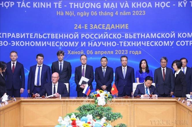Phó Thủ tướng Trần Hồng Hà và Phó Thủ tướng Nga Dmitry Chernyshenko ký Biên bản Khóa họp lần thứ 24 Ủy ban liên Chính phủ Việt Nam - Liên bang Nga (Hà Nội, 6/4/2023). Ảnh: Văn Điệp - TTXVN