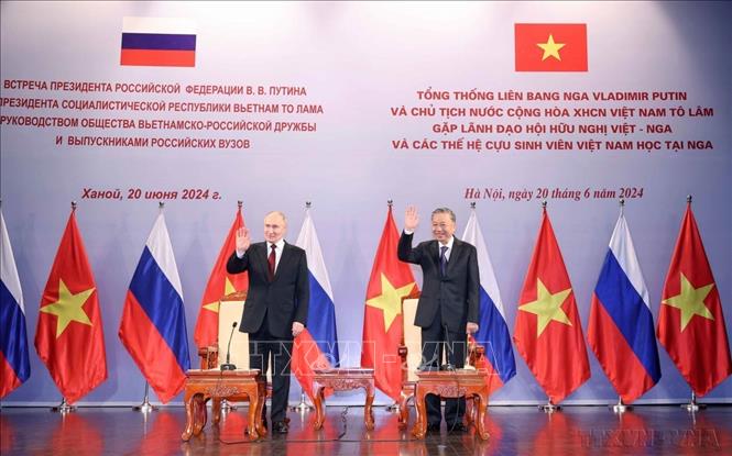 Chủ tịch nước Tô Lâm và Tổng thống LB Nga Vladimir Putin dự buổi gặp gỡ lãnh đạo Hội hữu nghị Việt – Nga và các thế hệ cựu sinh viên Việt Nam học tại Nga (Hà Nội, 20/6/2024). Ảnh: Nhan Sáng – TTXVN