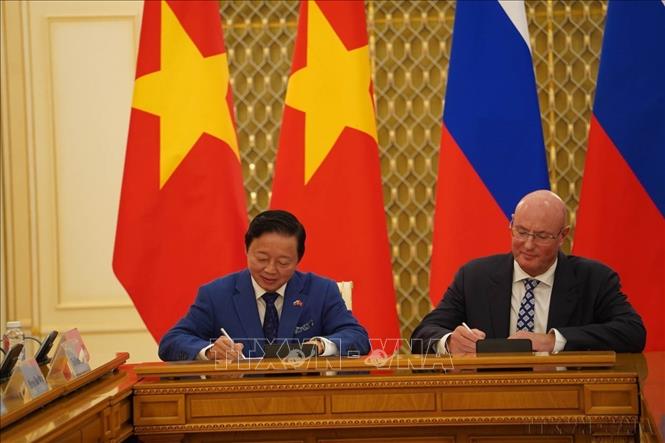 Phó Thủ tướng Trần Hồng Hà và Phó Thủ tướng LB Nga Dmitry Chernyshenko ký Biên bản khóa họp lần thứ 25 Ủy ban liên Chính phủ Việt Nam-LB Nga về hợp tác kinh tế-thương mại và khoa học-kỹ thuật (Nga, 11/9/2024). Ảnh: Duy Trinh-TTXVN