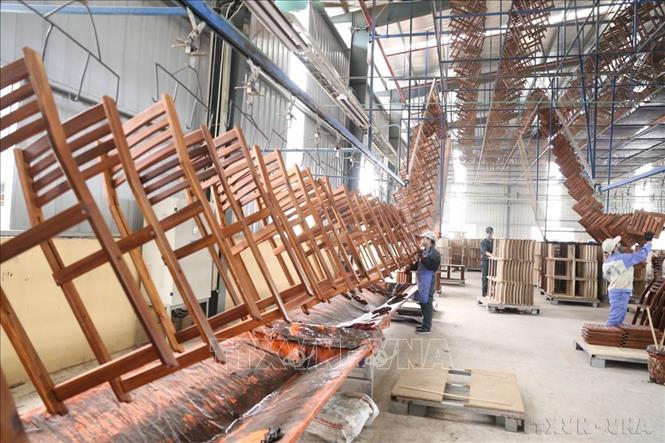 Dây chuyền sản xuất đồ gỗ nội, ngoại thất xuất khẩu tại nhà máy của Công Ty Woodsland Tuyên Quang, khẩu sang thị trường EU, Mỹ, Canada, Nga, Nhật Bản. Ảnh: Vũ Sinh – TTXVN