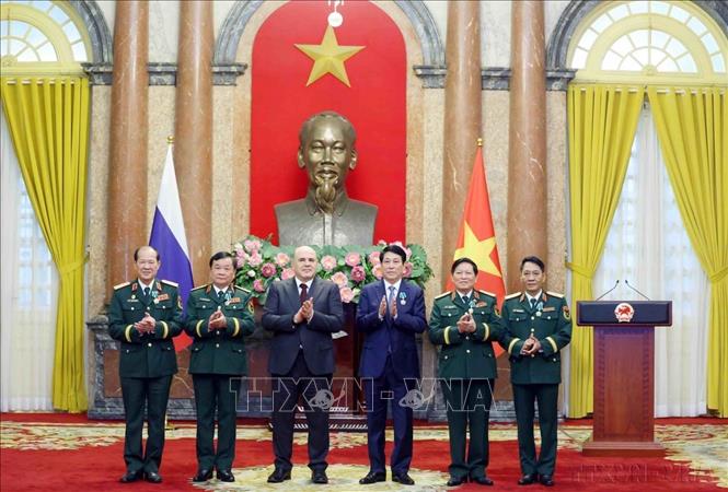 Thủ tướng Liên bang Nga Mikhail Mishustin trao Huân chương Hữu nghị của Nhà nước Liên bang Nga tặng Chủ tịch nước Lương Cường và các đồng chí lãnh đạo, nguyên lãnh đạo Bộ Quốc phòng và Trung tâm Nhiệt đới Việt – Nga (Hà Nội, 15/1/2025). Ảnh: Phạm Kiên – TTXVN