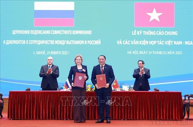 Thủ tướng Phạm Minh Chính và Thủ tướng Nga Mikhail Mishustin chứng kiến ký Chương trình hợp tác trong lĩnh vực văn hoá giữa Bộ Văn hoá Liên bang Nga và Bộ Văn hoá, Thể thao và Du lịch Việt Nam giai đoạn 2025 - 2027. Ảnh: Dương Giang-TTXVN