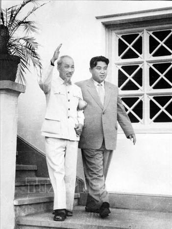Chủ tịch Hồ Chí Minh và Thủ tướng Triều Tiên Kim Nhật Thành trên đường tới dự cuộc mít tinh trọng thể chào mừng Thủ tướng sang thăm hữu nghị Việt Nam từ ngày 27/11 - 3/12/1958. Ảnh: TTXVN