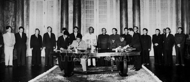 Thủ tướng Phạm Văn Đồng và Thủ tướng Triều Tiên Kim Nhật Thành ký Tuyên bố chung Việt Nam - Triều Tiên, ngày 1/12/1958, tại Phủ Chủ tịch, trước sự chứng kiến của Chủ tịch Hồ Chí Minh. Ảnh: TTXVN