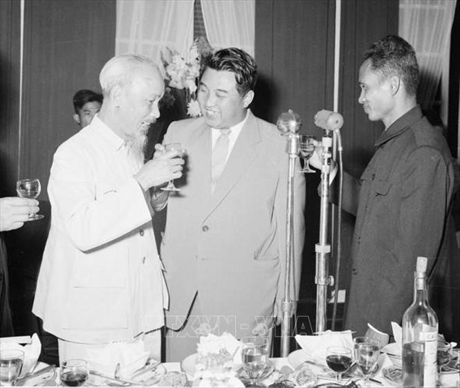 Chủ tịch Hồ Chí Minh, Thủ tướng Phạm Văn Đồng mở tiệc chiêu đãi Thủ tướng Triều Tiên Kim Nhật Thành thăm hữu nghị Việt Nam (Hà Nội, 29/11/1958). Ảnh: TTXVN