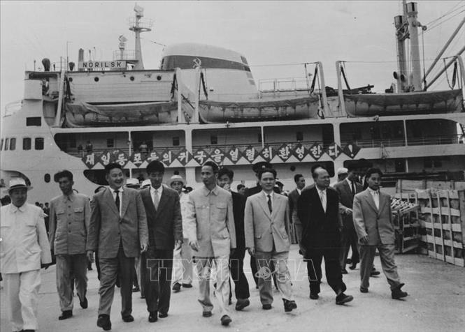 Thủ tướng Phạm Văn Đồng thăm thành phố Hamhung (tỉnh Hamgyong Nam) ngày 19/6/1961, trong khuôn khổ chuyến thăm hữu nghị chính thức CHDCND Triều Tiên. Ảnh: TTXVN